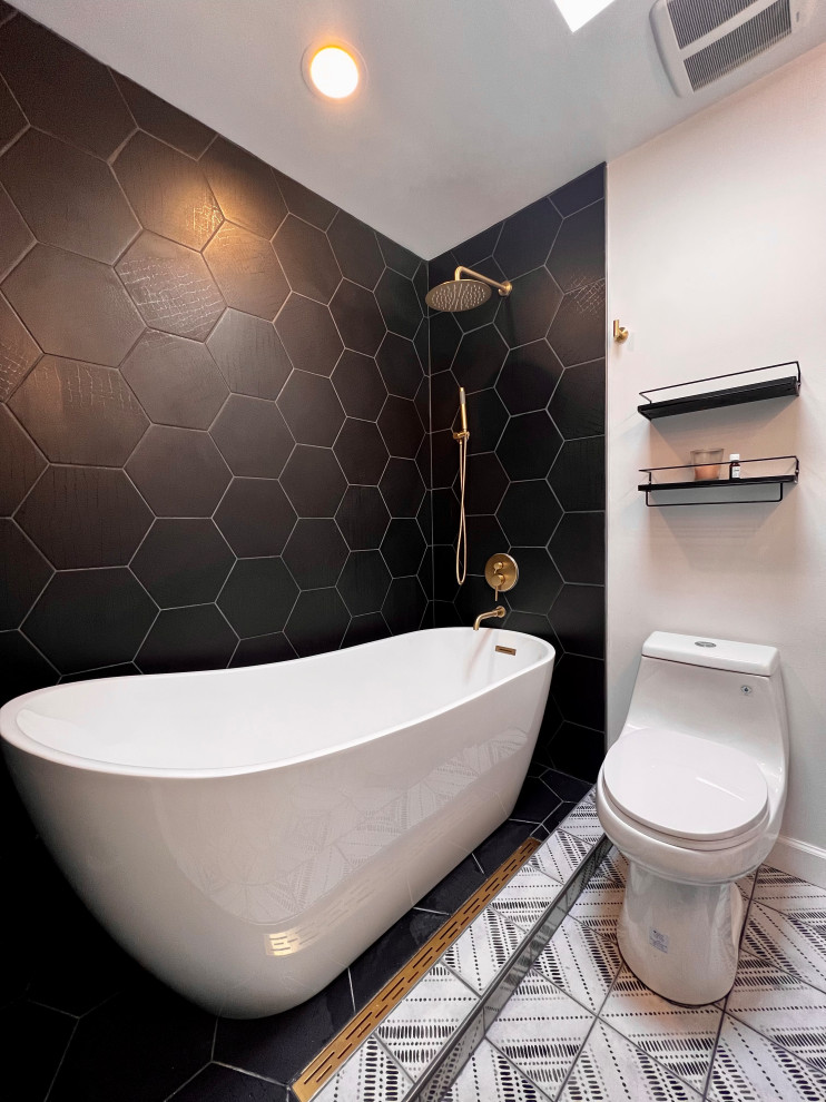 На фото: главная ванная комната среднего размера в стиле модернизм с отдельно стоящей ванной, душем над ванной, унитазом-моноблоком, черной плиткой, разноцветными стенами, полом из керамической плитки и разноцветным полом с