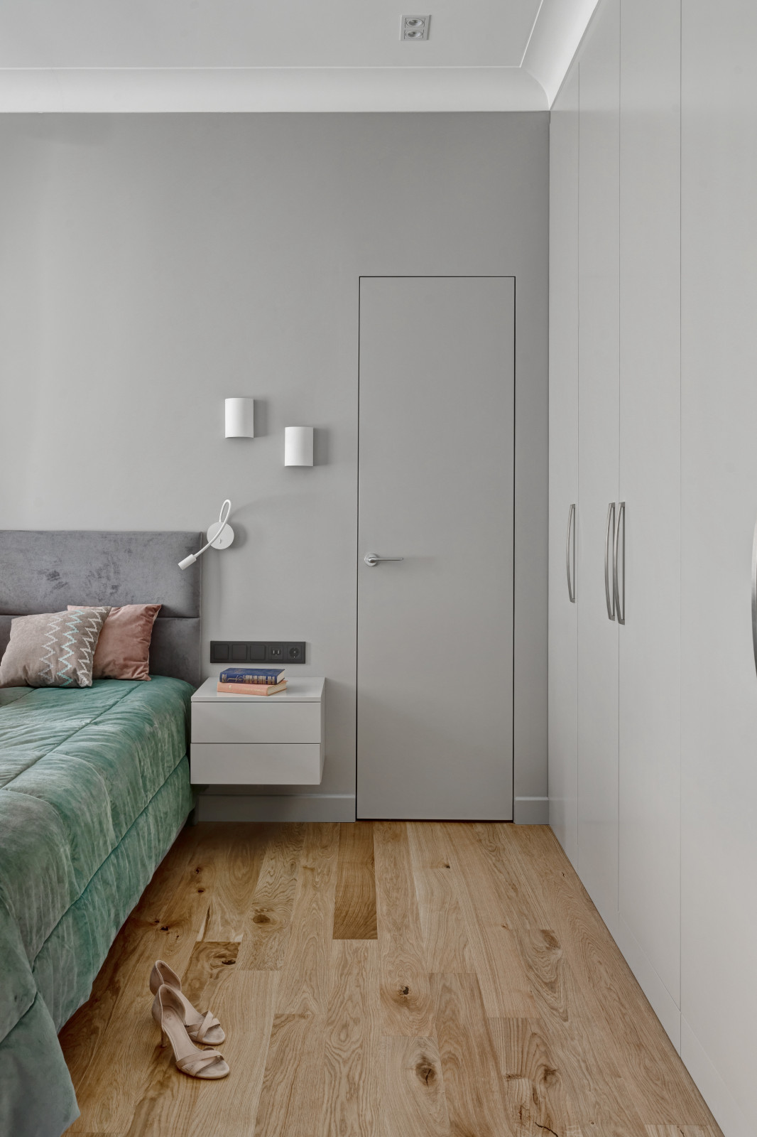 "Смокинг". Квартира на наб. Т. Шевченко