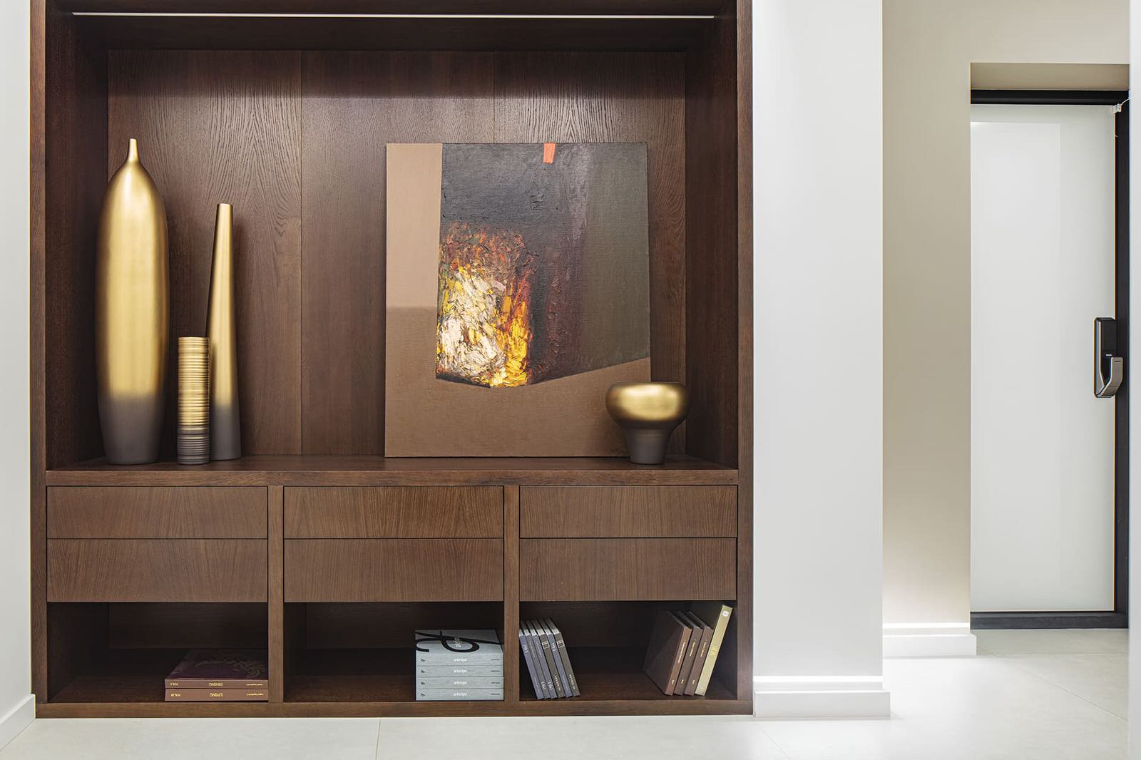 Большой красивый белый дом