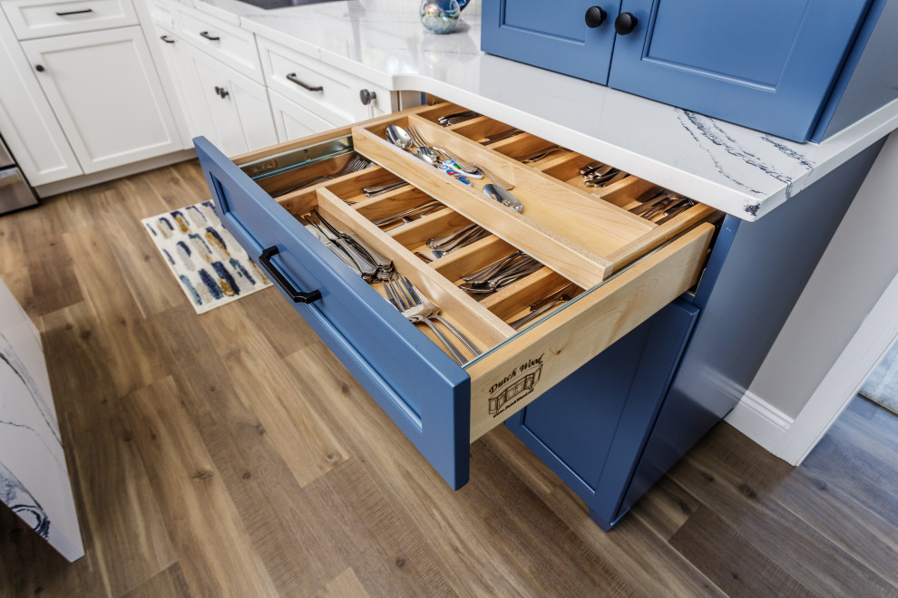 Kitchen - transitional kitchen idea