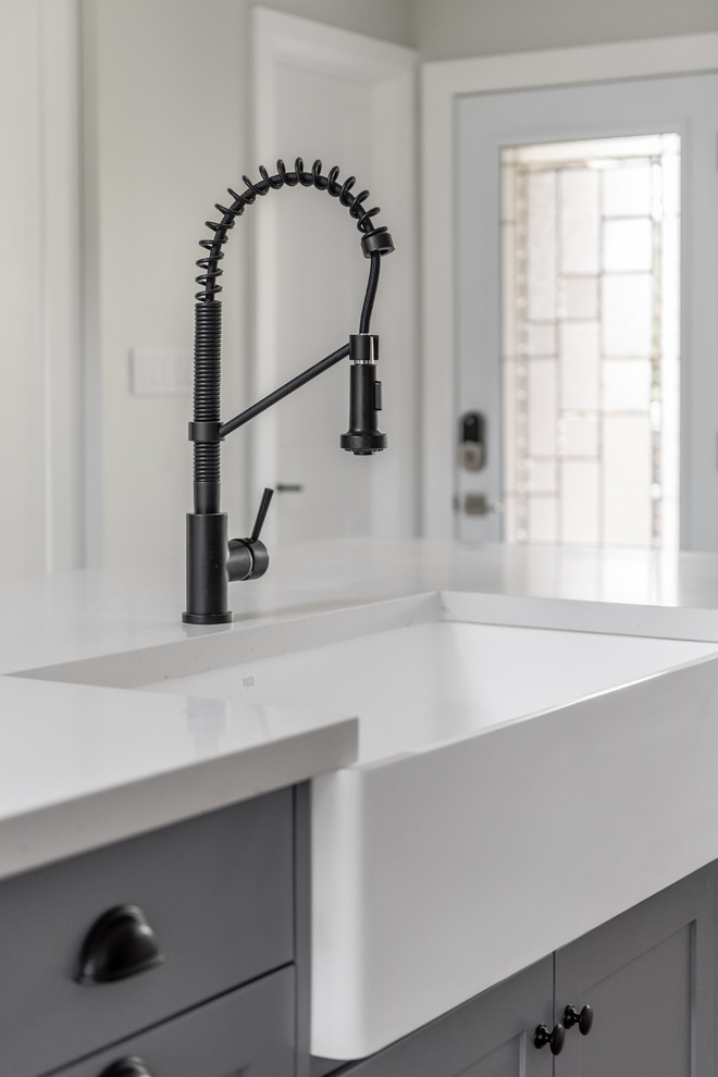 Transitional kitchen photo in Toronto