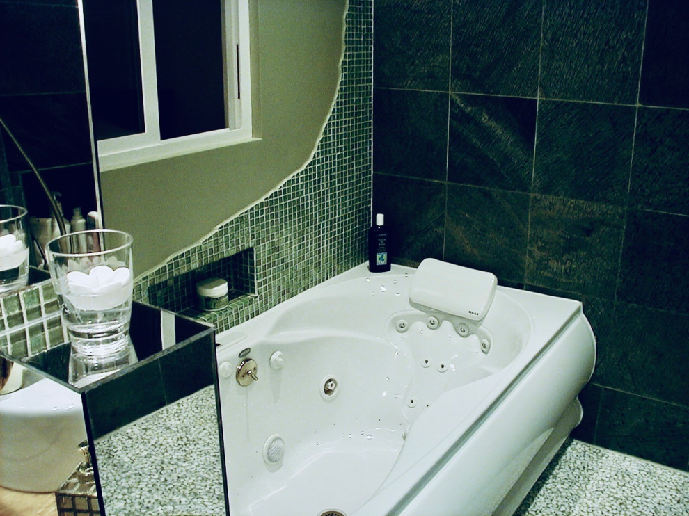 Свежая идея для дизайна: главная ванная комната среднего размера в современном стиле с фасадами островного типа, светлыми деревянными фасадами, накладной ванной, душевой комнатой, инсталляцией, зеленой плиткой, плиткой из сланца, зелеными стенами, полом из галечной плитки, настольной раковиной, столешницей из дерева, белым полом, открытым душем, нишей, тумбой под одну раковину и напольной тумбой - отличное фото интерьера