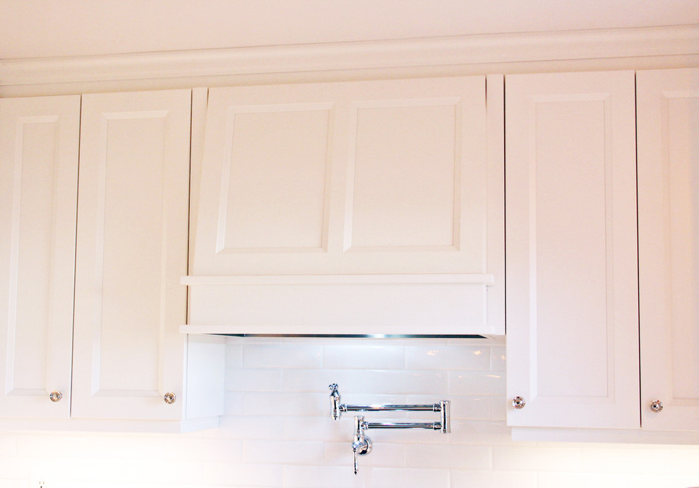 Transitional kitchen photo in Toronto