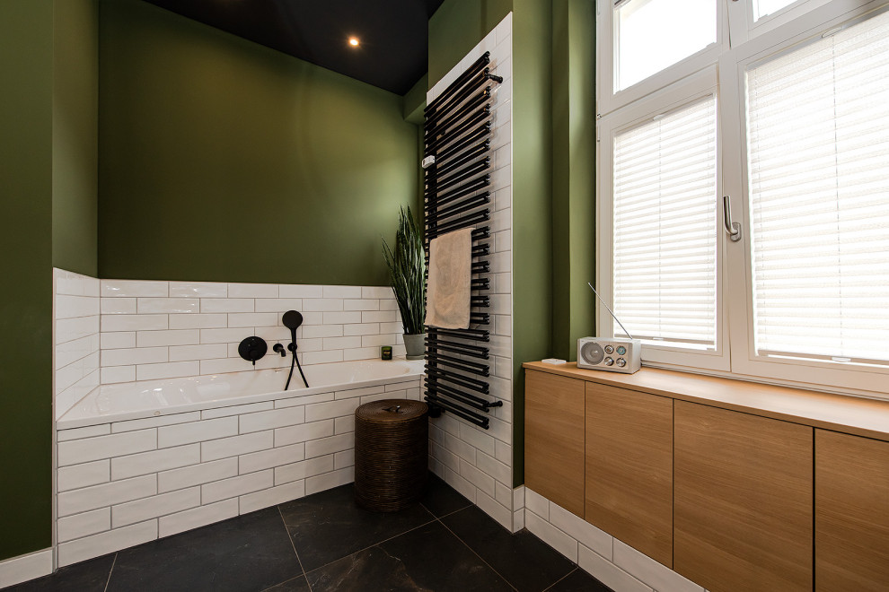 Cette photo montre une grande salle de bain principale éclectique en bois clair avec une baignoire en alcôve, une douche d'angle, WC séparés, un carrelage blanc, des carreaux de céramique, un mur vert, un sol en carrelage de porcelaine, une vasque, un sol gris, une cabine de douche avec un rideau et meuble simple vasque.