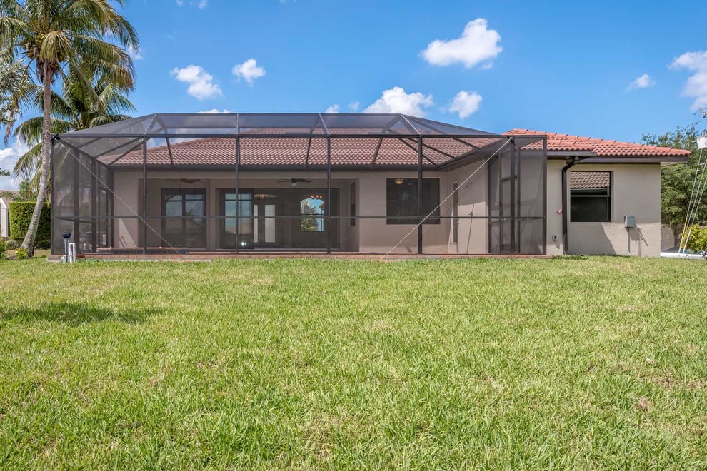 Transitional home design photo in Miami
