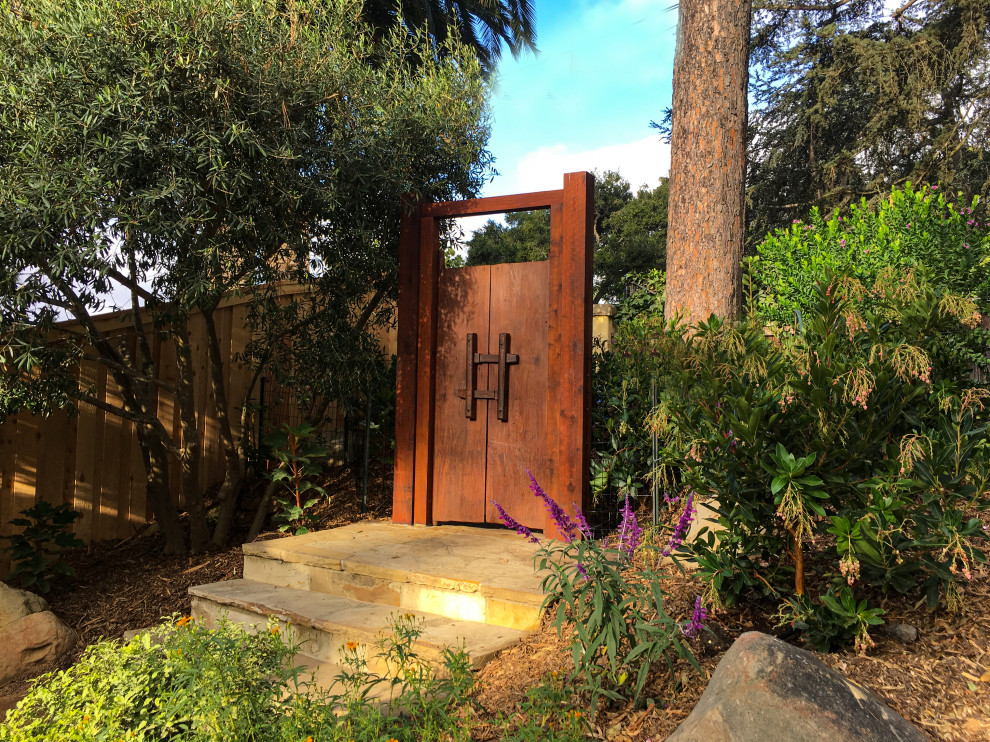 Esempio di un privacy in giardino stile shabby nel cortile laterale con pavimentazioni in pietra naturale