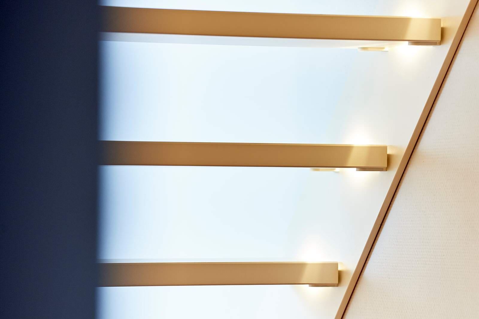 Лестница на тетиве со стеклянным ограждением