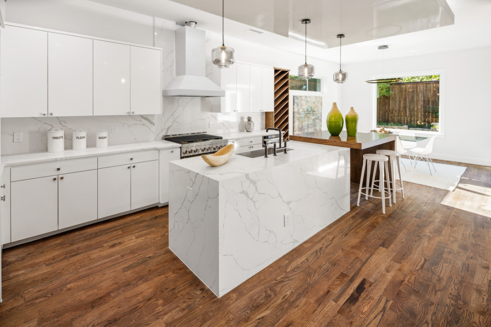 Kitchen - transitional kitchen idea in Dallas
