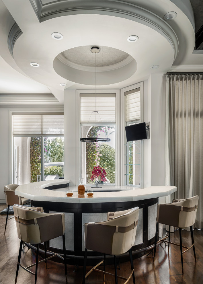 Moderne Hausbar in U-Form mit Bartheke, dunklem Holzboden, braunem Boden und weißer Arbeitsplatte in Miami