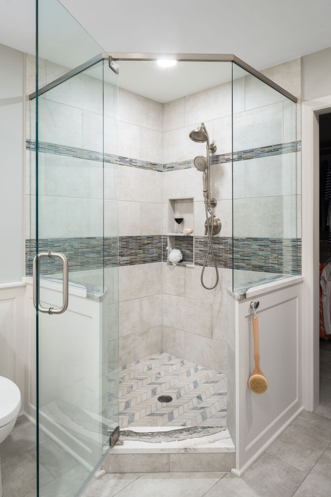 Inredning av ett klassiskt stort flerfärgad flerfärgat en-suite badrum, med luckor med profilerade fronter, vita skåp, en hörndusch, grå kakel, porslinskakel, grå väggar, klinkergolv i porslin, ett undermonterad handfat, bänkskiva i kvarts, grått golv och dusch med gångjärnsdörr
