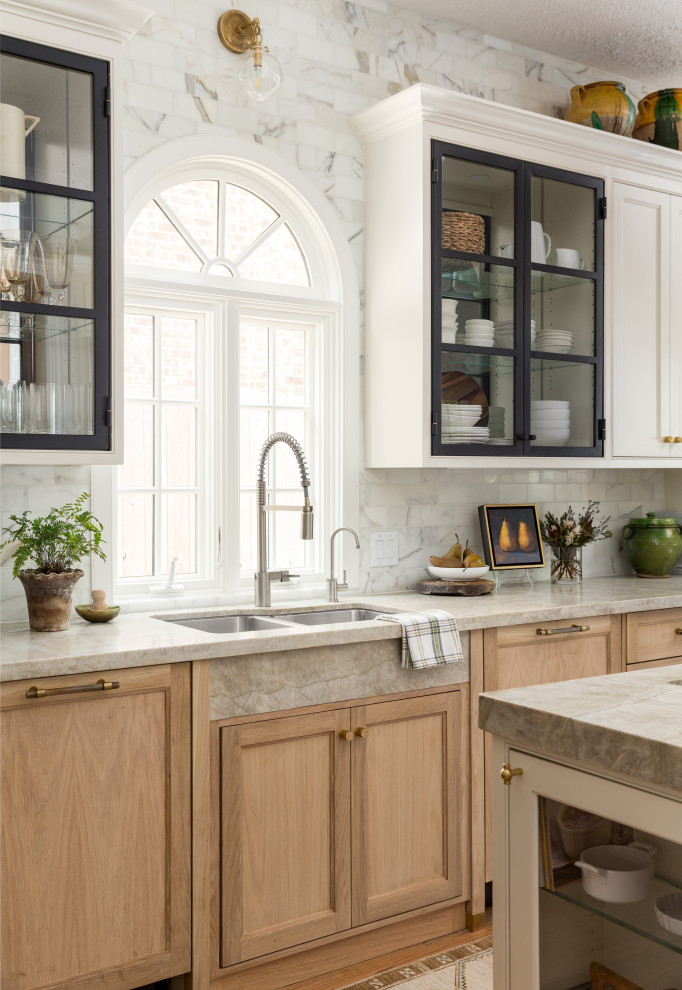 Example of a classic kitchen design in Houston