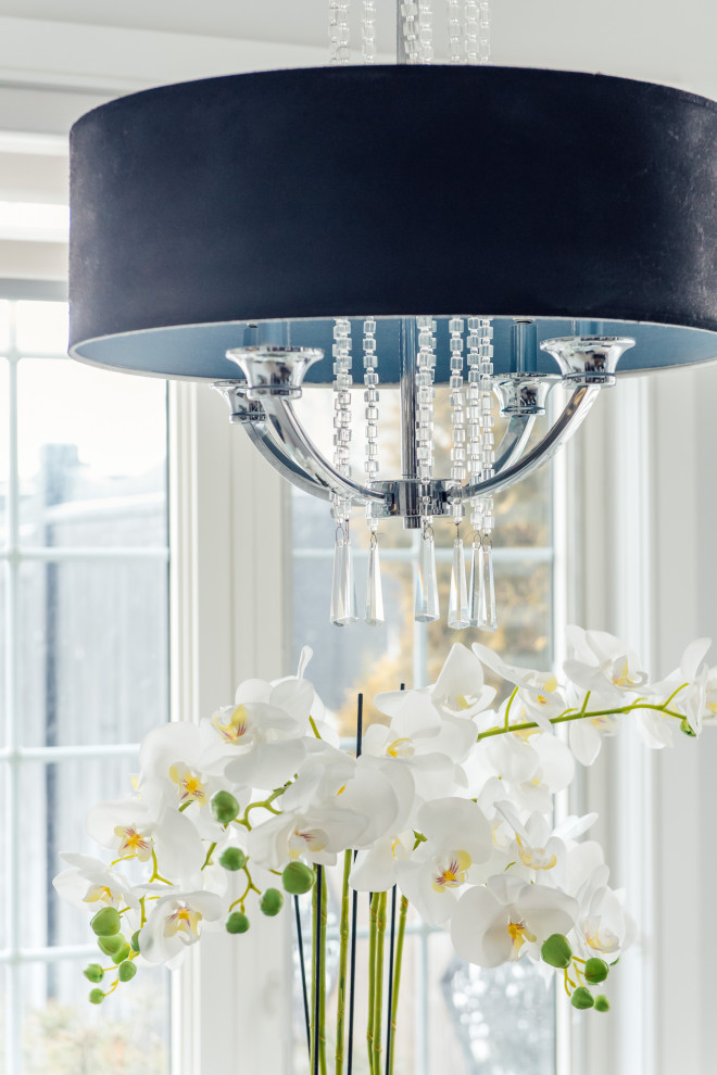 Transitional home design photo in Toronto