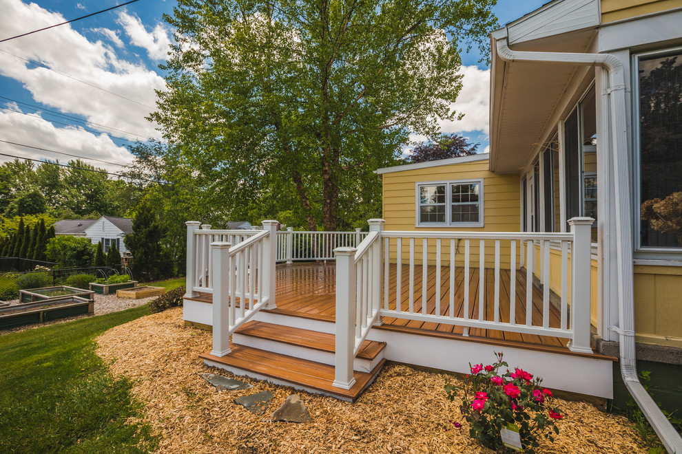 Large transitional deck photo in Grand Rapids