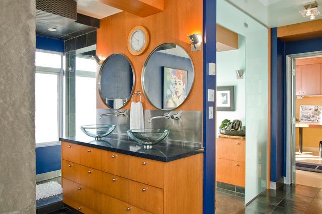 Penthouse modern-bathroom