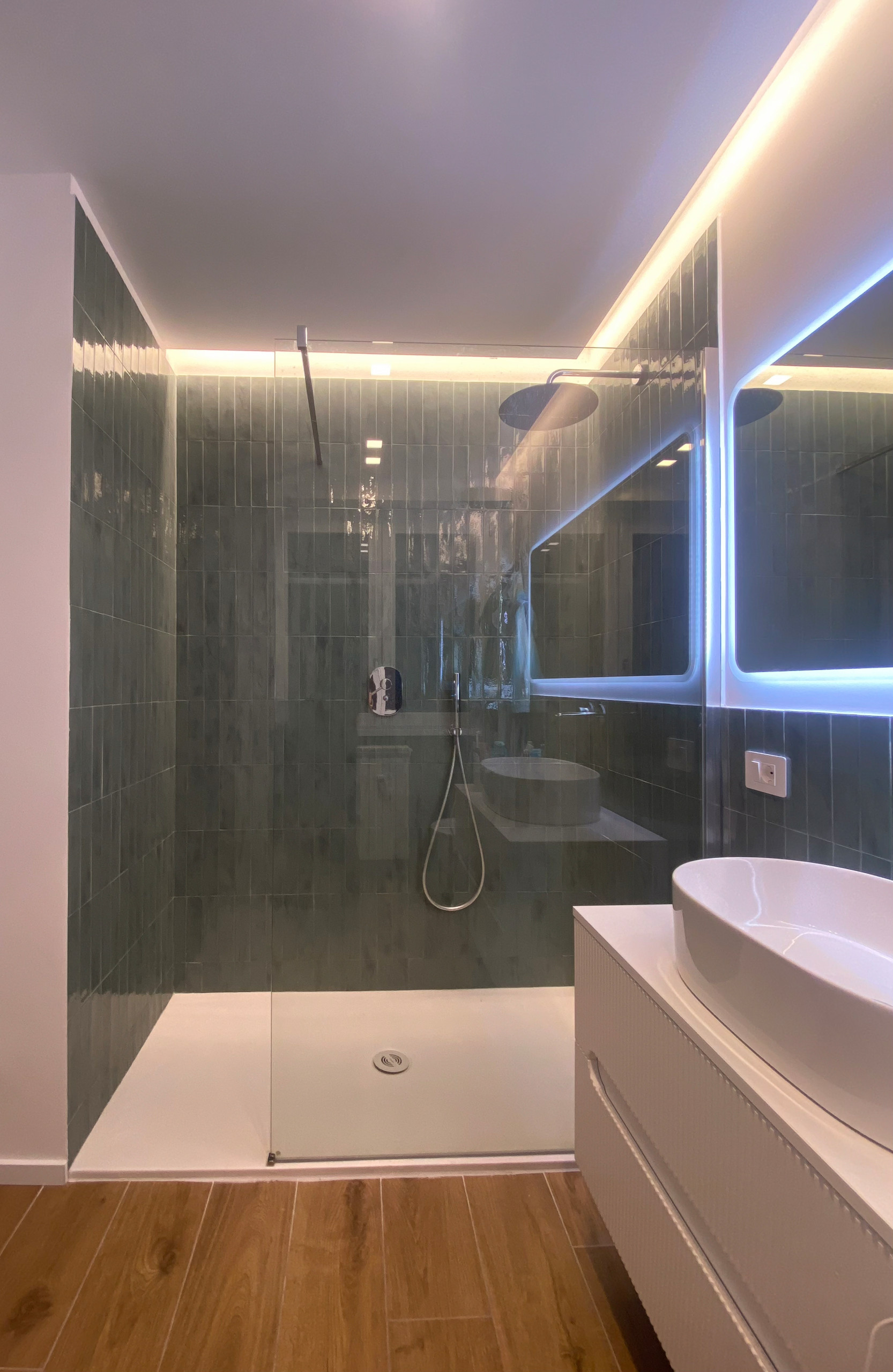 Quattro vetrate industriali nel living