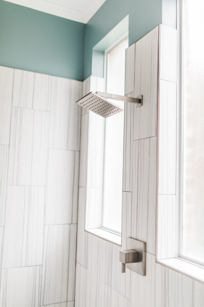 Foto di una stanza da bagno padronale chic di medie dimensioni con ante con riquadro incassato, ante bianche, piastrelle bianche, top in granito, top grigio, due lavabi e mobile bagno incassato