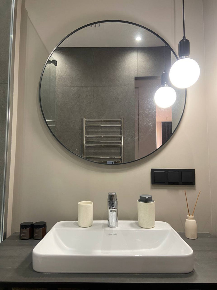 Moderne Gästetoilette mit beiger Wandfarbe, Wandwaschbecken, grauem Boden, grauer Waschtischplatte und schwebendem Waschtisch in Sonstige