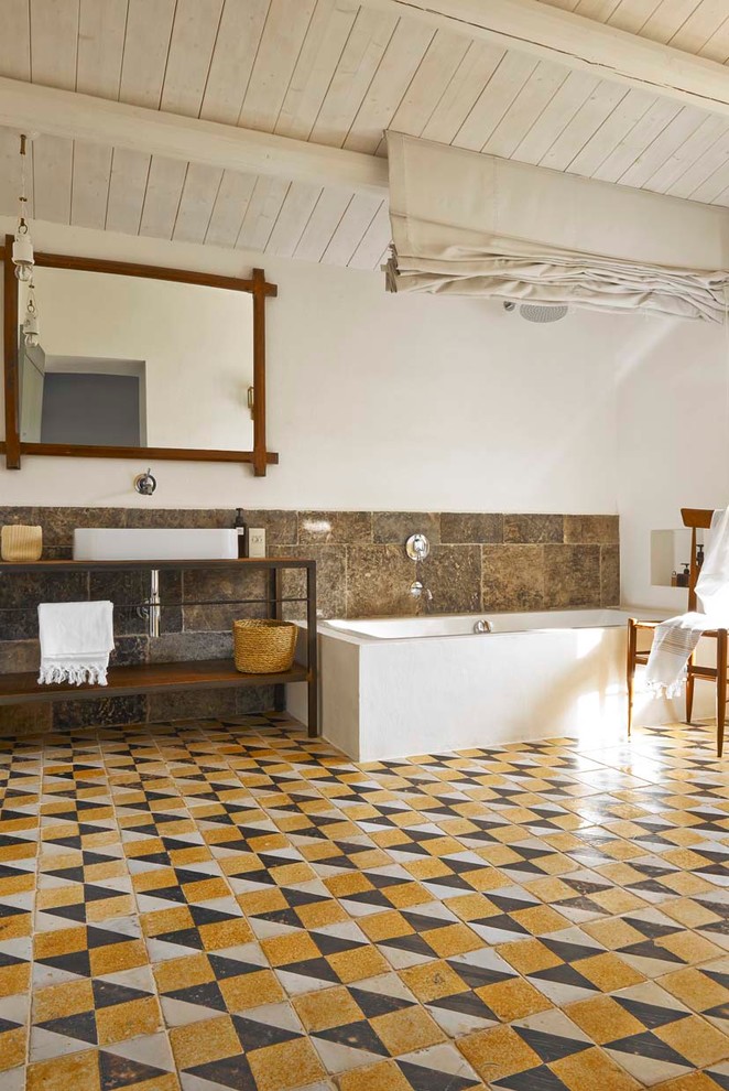 This is an example of a mediterranean bathroom in Catania-Palermo.