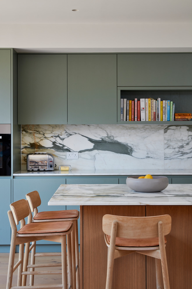 Idée de décoration pour une cuisine ouverte linéaire et grise et blanche design avec plan de travail en marbre, une crédence multicolore, une crédence en marbre, îlot et un plan de travail multicolore.