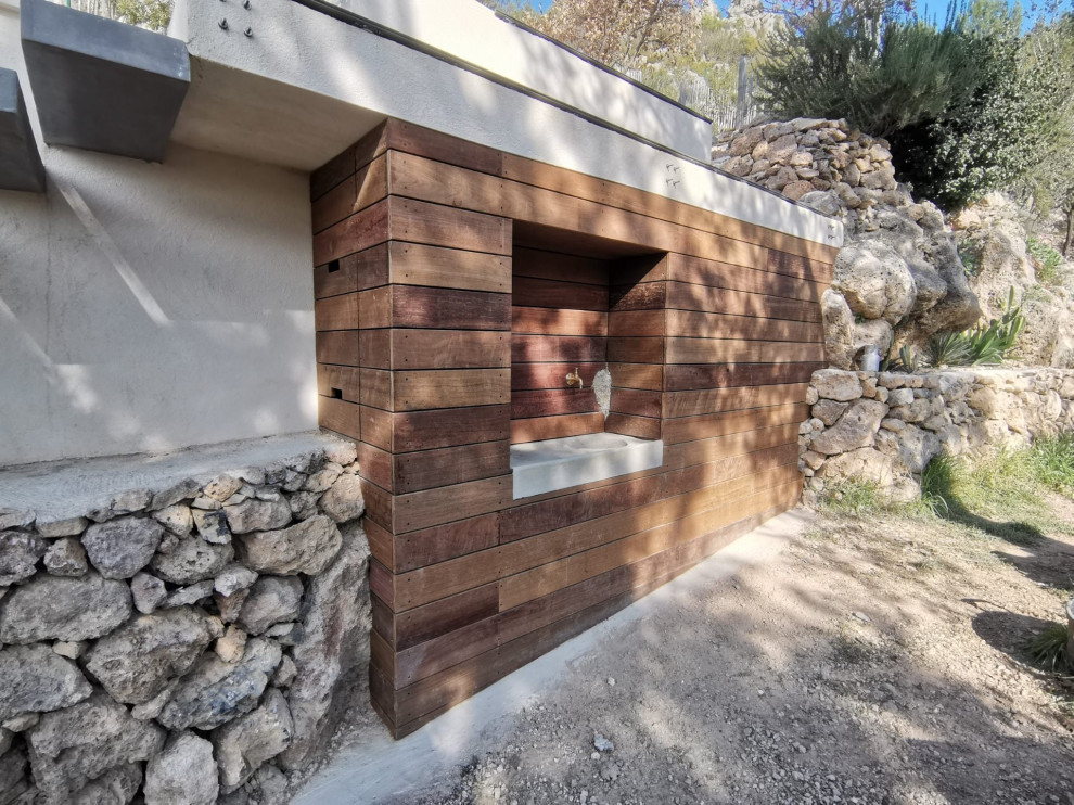 Aménagement sur mesure en lames de Cumaru pour vasque en extérieur intégré dans