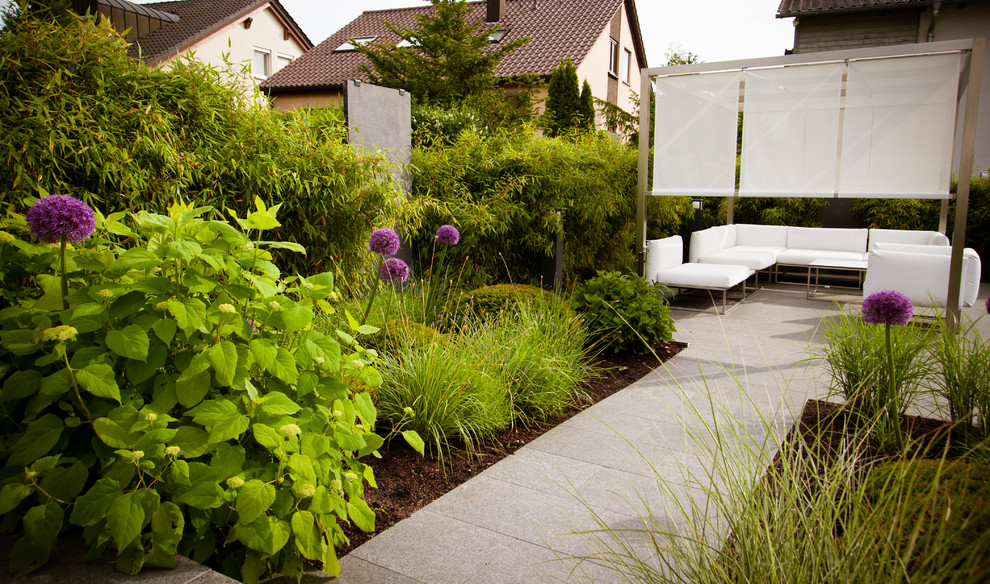 Mittelgroße, Überdachte Moderne Terrasse neben dem Haus in Stuttgart