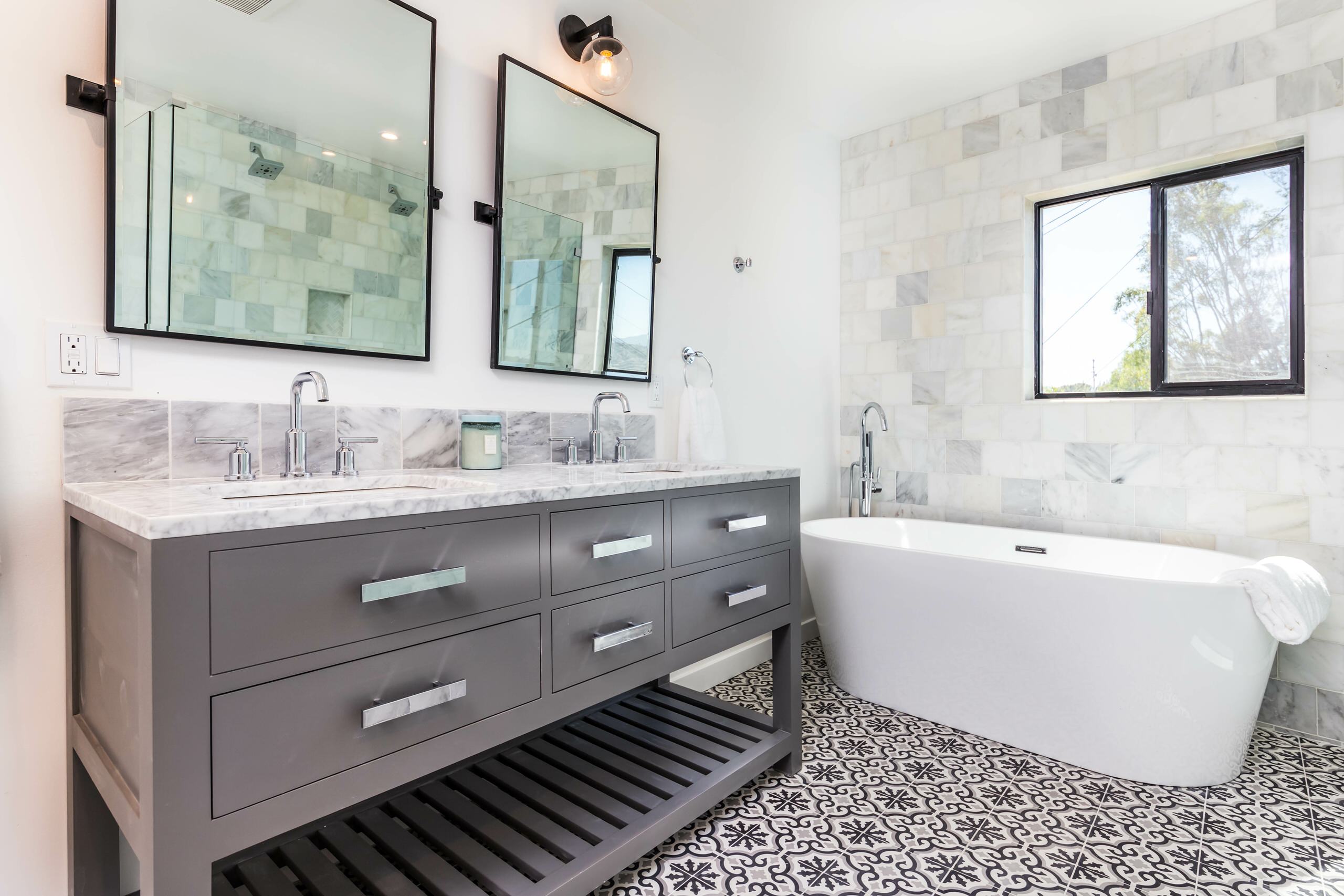 Patterned tile Compact Bathroom