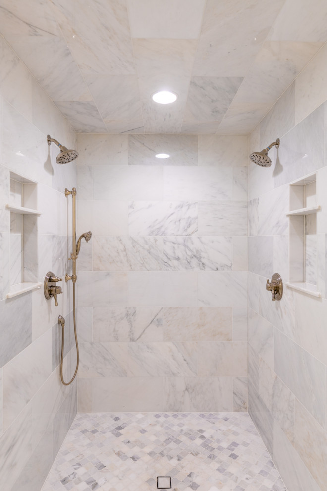 Exempel på ett mycket stort klassiskt en-suite badrum, med ett fristående badkar, en dusch i en alkov, mosaik, ett undermonterad handfat och dusch med gångjärnsdörr