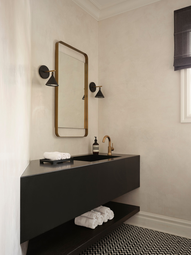 Свежая идея для дизайна: туалет в стиле модернизм с бежевой плиткой, мраморным полом, столешницей из гранита, разноцветным полом, черной столешницей и встроенной тумбой - отличное фото интерьера