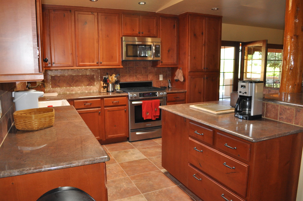 Photo of a traditional kitchen in Phoenix.