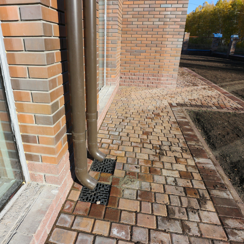 Двухэтажный кирпичный жилой дом с гаражом