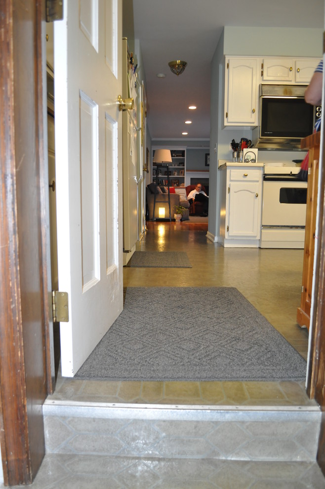 Example of a transitional home design design in Cincinnati