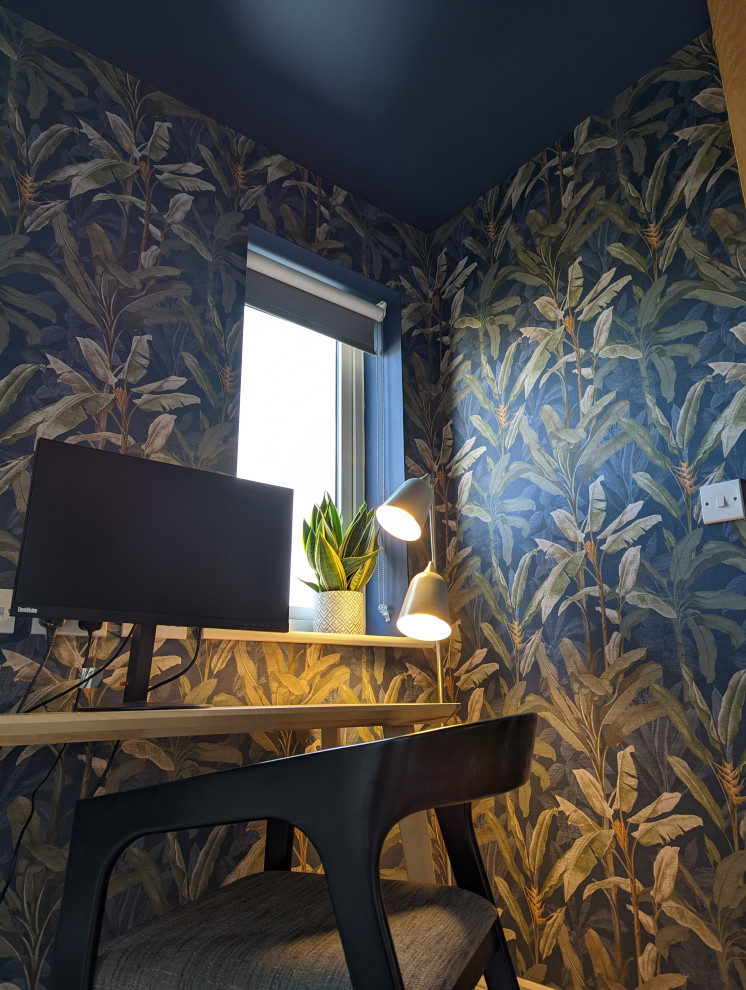 Diseño de despacho contemporáneo pequeño con paredes azules, moqueta, escritorio independiente, suelo beige y papel pintado