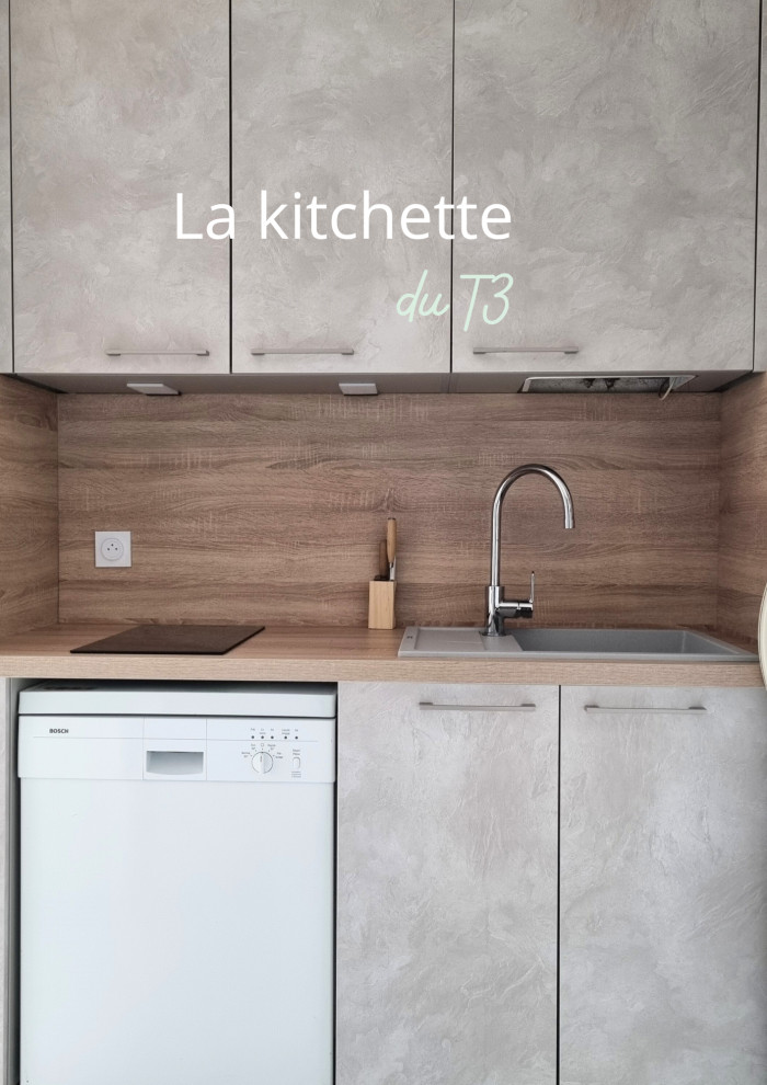 Optimisation d’une petite cuisine pour location saisonnière – Avant / Après