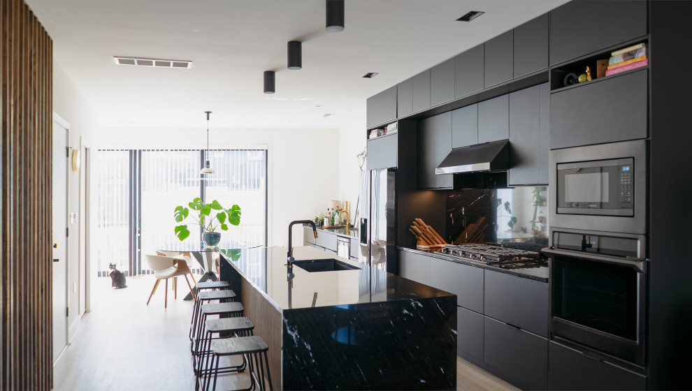 Example of a trendy kitchen design in DC Metro