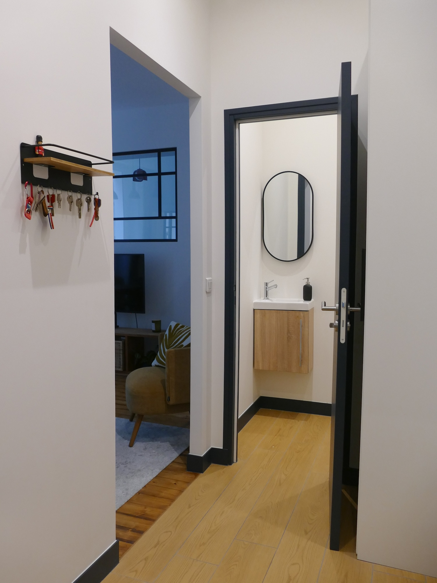 Entrée et toilettes séparés