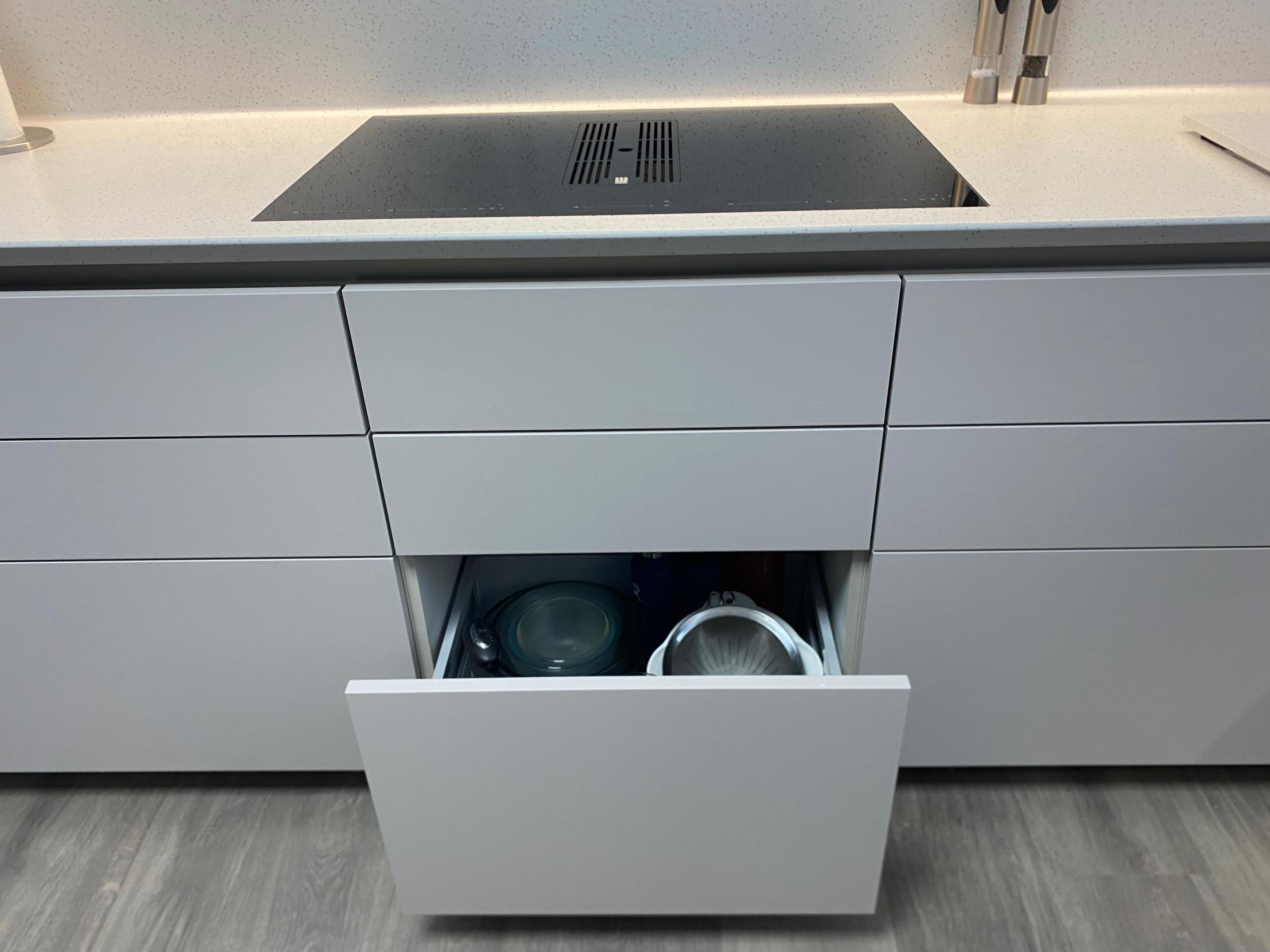Handleless Apartment Kitchen in Silk Gloss Loam Finish