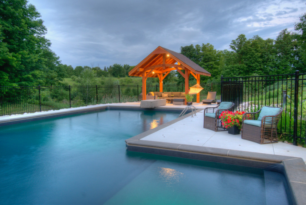 Example of an arts and crafts home design design in Toronto