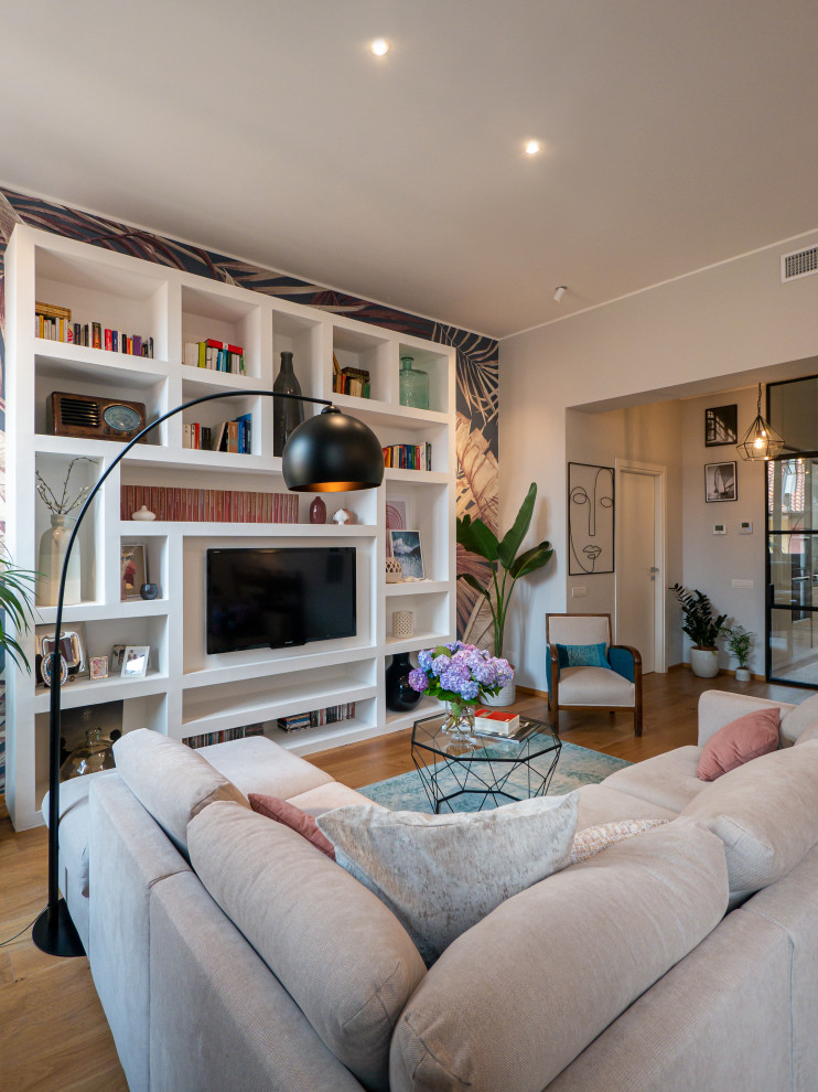 Foto di un grande soggiorno minimal aperto con pareti grigie, parquet chiaro, TV a parete, carta da parati e con abbinamento di mobili antichi e moderni