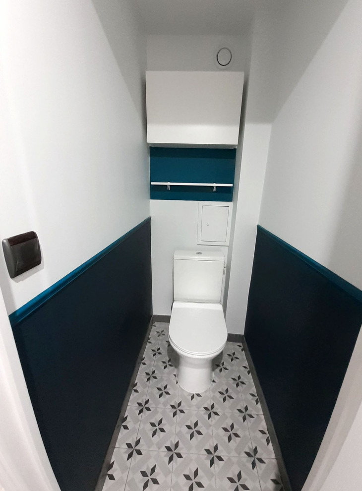 Exemple d'un petit WC et toilettes moderne avec WC à poser.