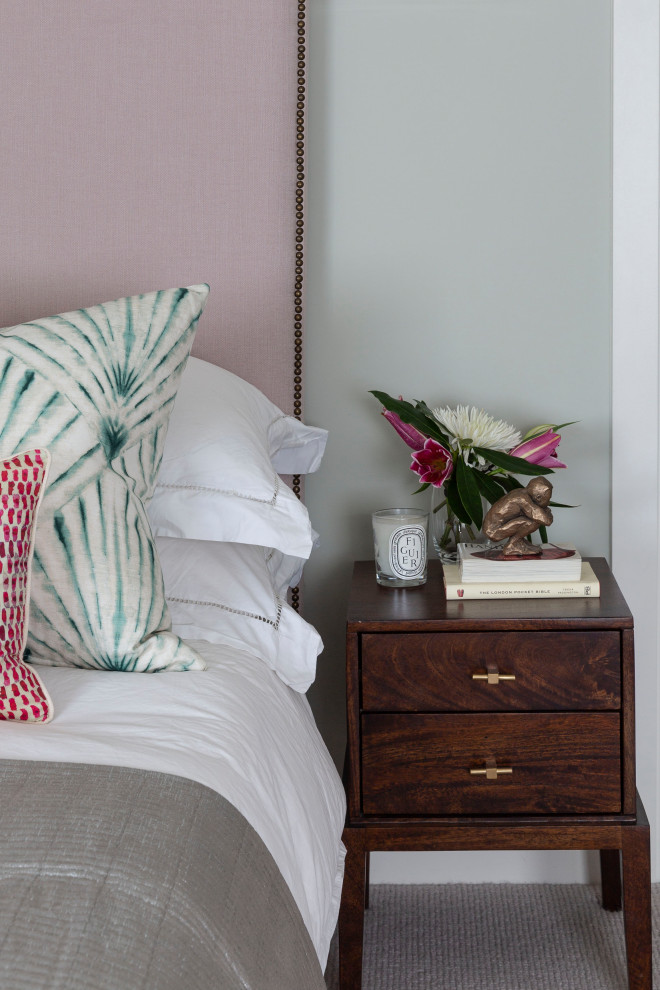 Imagen de dormitorio principal clásico renovado grande con paredes verdes, moqueta y suelo beige