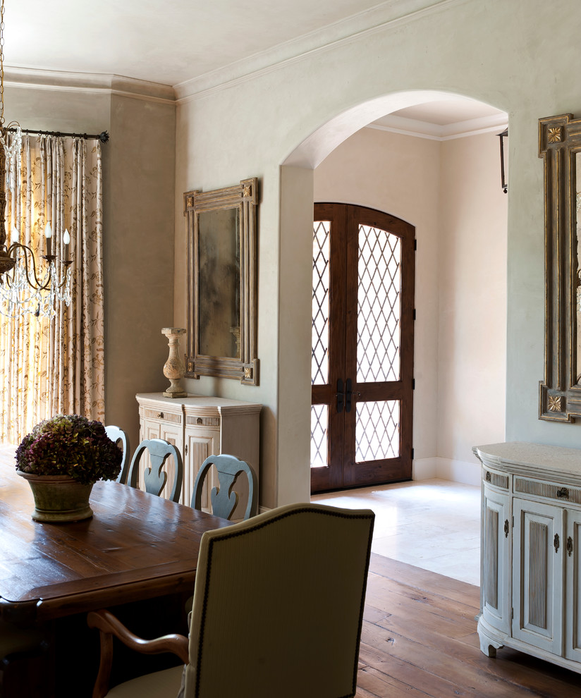 This is an example of a traditional dining room in Houston.