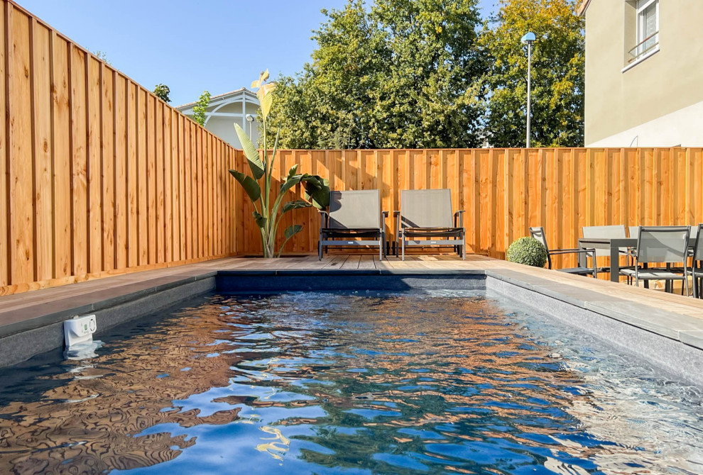 Идея дизайна: маленький наземный, прямоугольный ландшафтный бассейн на заднем дворе в стиле модернизм с настилом для на участке и в саду