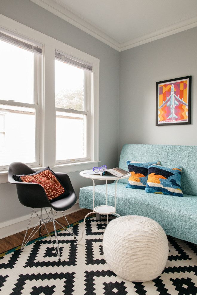 シカゴにある小さなエクレクティックスタイルのおしゃれな客用寝室 (白い壁、淡色無垢フローリング、茶色い床)