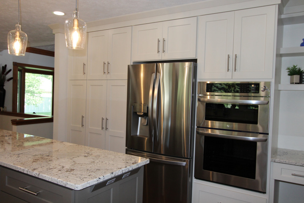 Kitchen - mid-sized transitional kitchen idea