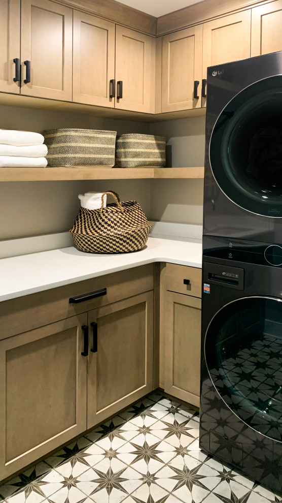 Idéer för mellanstora vintage l-formade vitt tvättstugor enbart för tvätt, med en undermonterad diskho, skåp i shakerstil, skåp i mellenmörkt trä, beige väggar, klinkergolv i keramik, en tvättpelare och flerfärgat golv