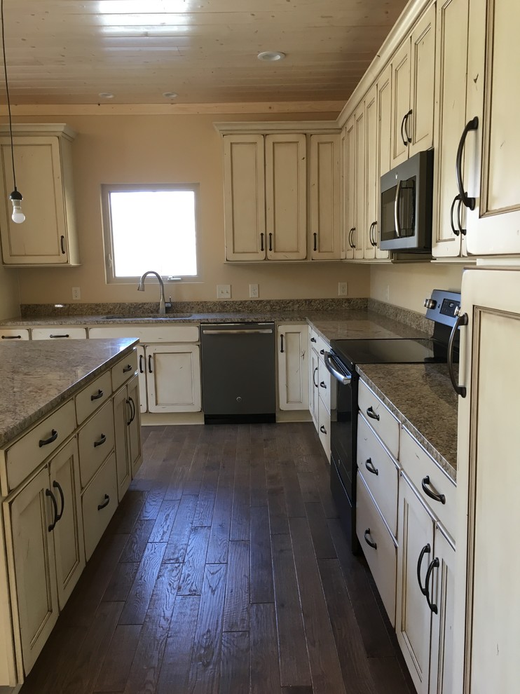 Arts and crafts l-shaped kitchen photo with an island