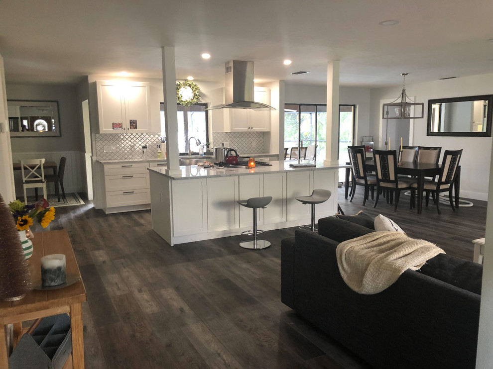 Kitchen - transitional kitchen idea in Tampa