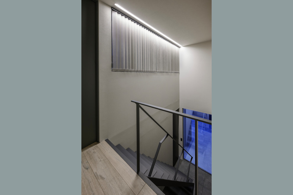 Идея дизайна: лестница на больцах, среднего размера в современном стиле с металлическими ступенями, металлическими перилами и обоями на стенах без подступенок
