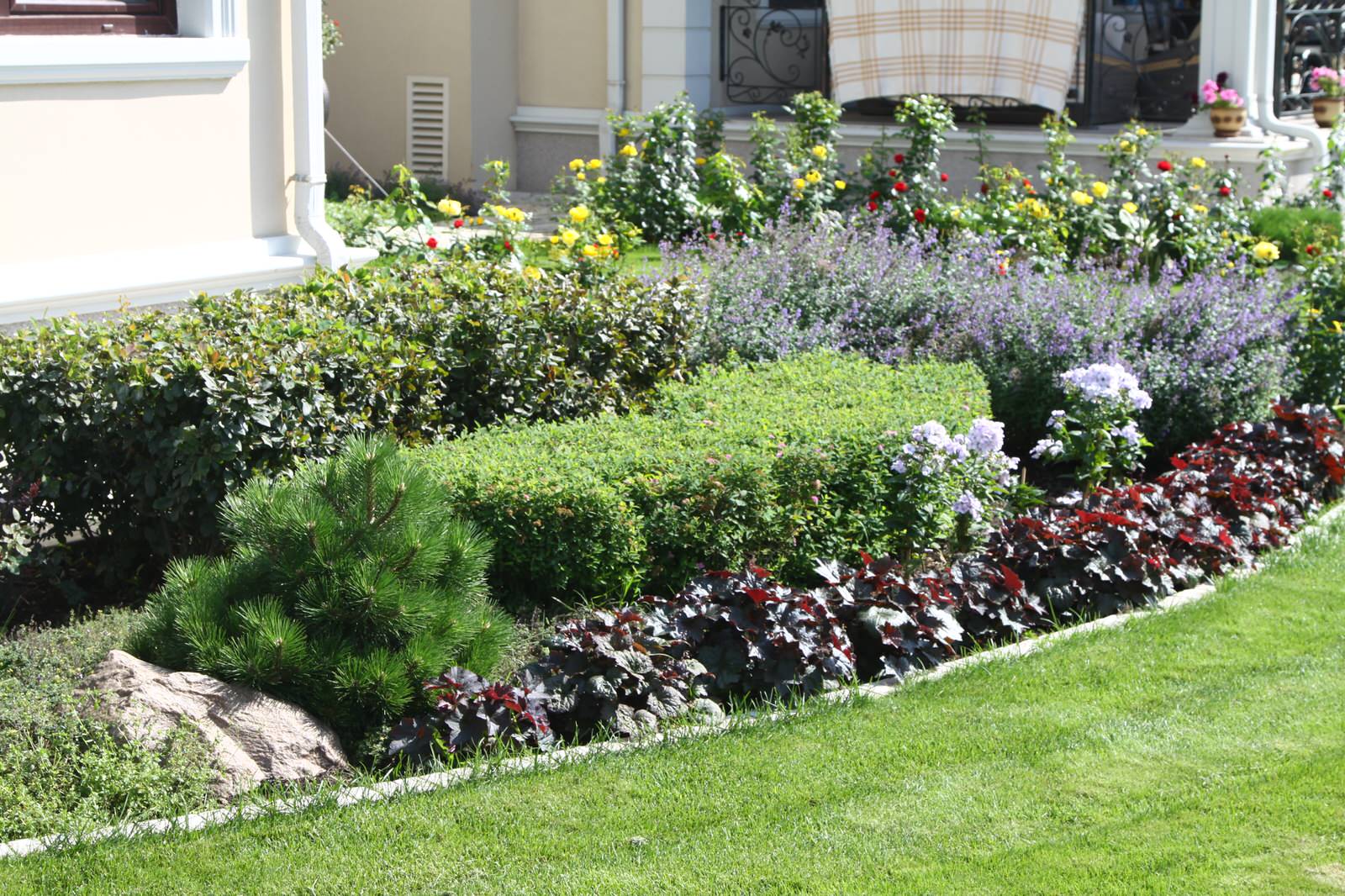 Внутренний дворик в коттеджном поселке "Изумрудный город"