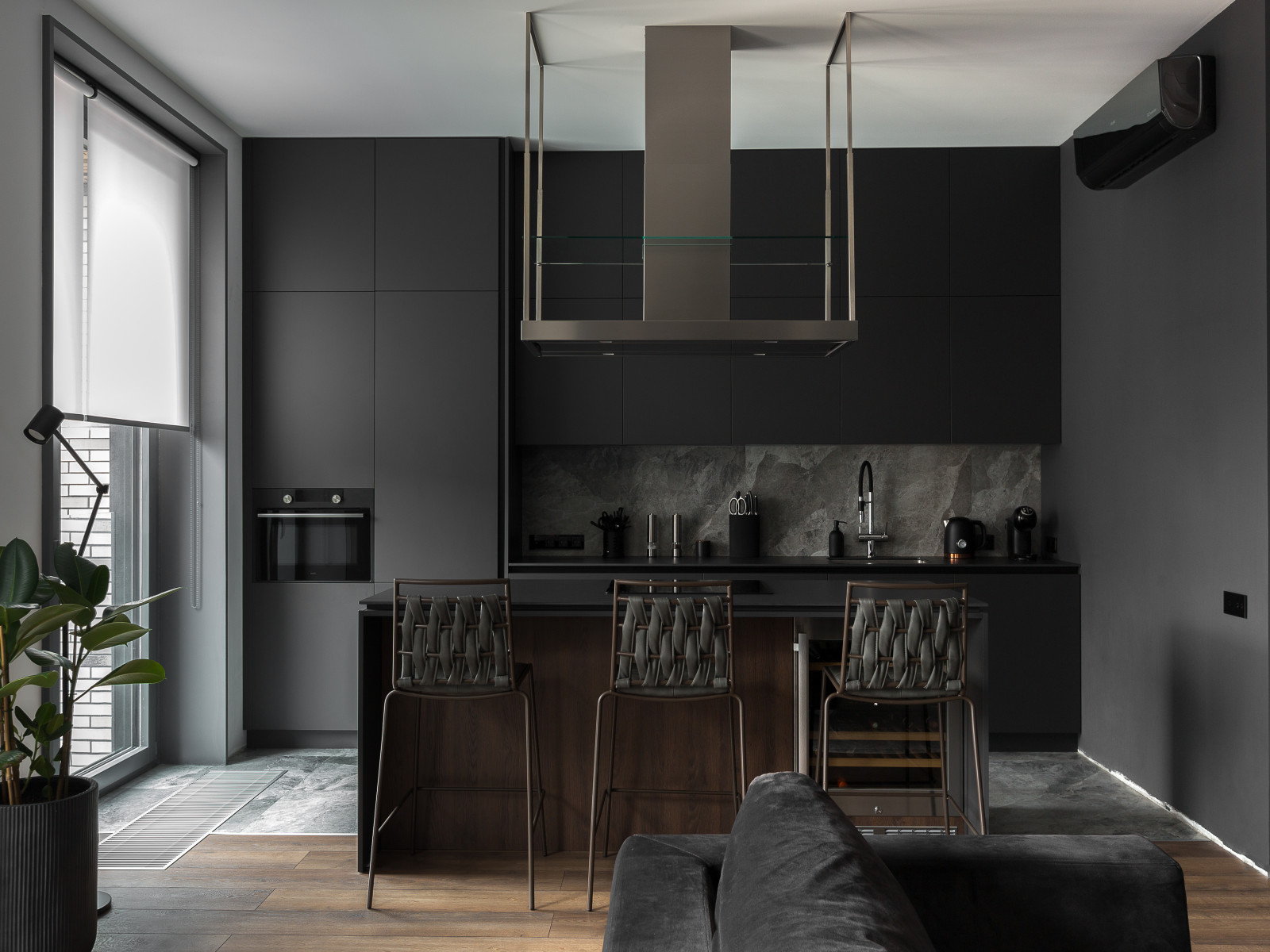 Общий вид кухни с островом и барными стульями